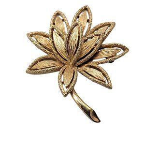 Avon Vintage Gold Tone Textured Leaf Brooch Pin Floral Design Elegant Design